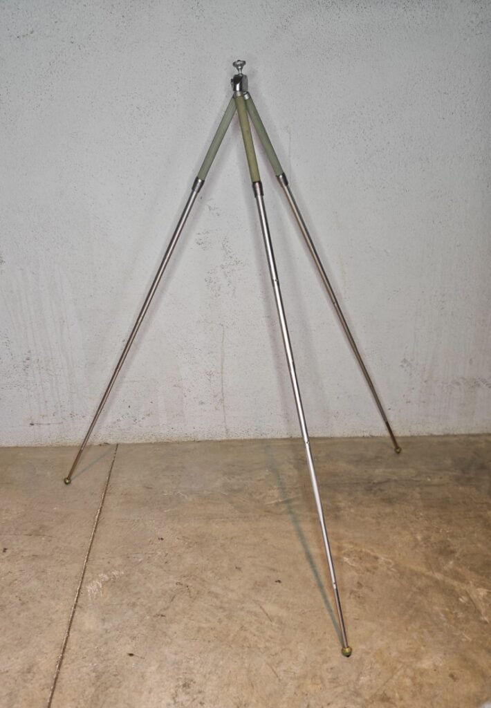 TRIPODE GRIS PLATA (6) (Mediana)