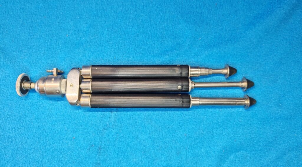 TRIPODE NEGRO PLATA (1) (Mediana)